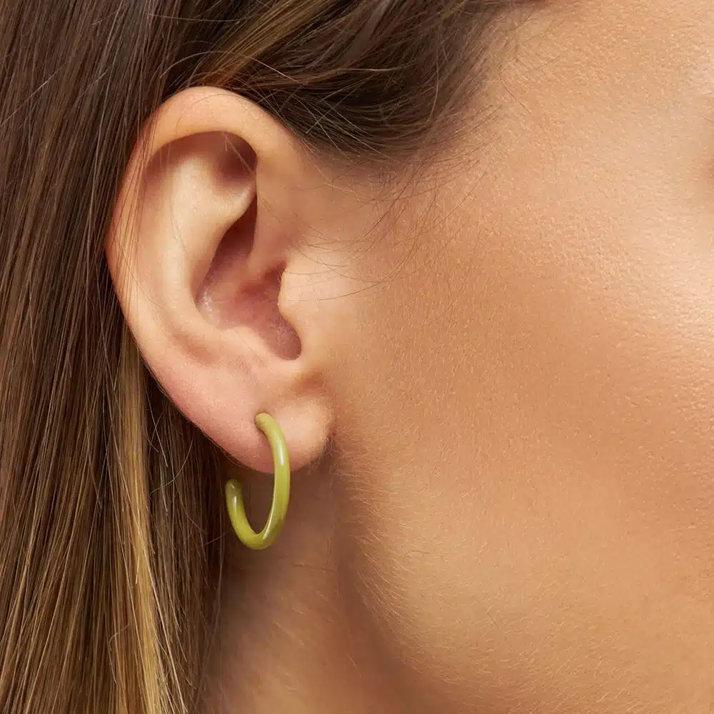 Lulu Copenhagen, Color Hoops Medium par Willow Green_på øre