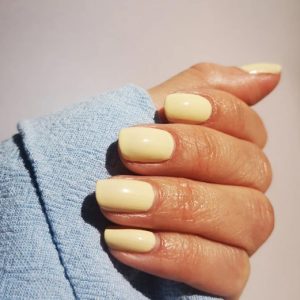 Pastelgul åndbar neglelak fra Nailberry