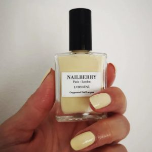 Pastelgul åndbar neglelak fra Nailberry