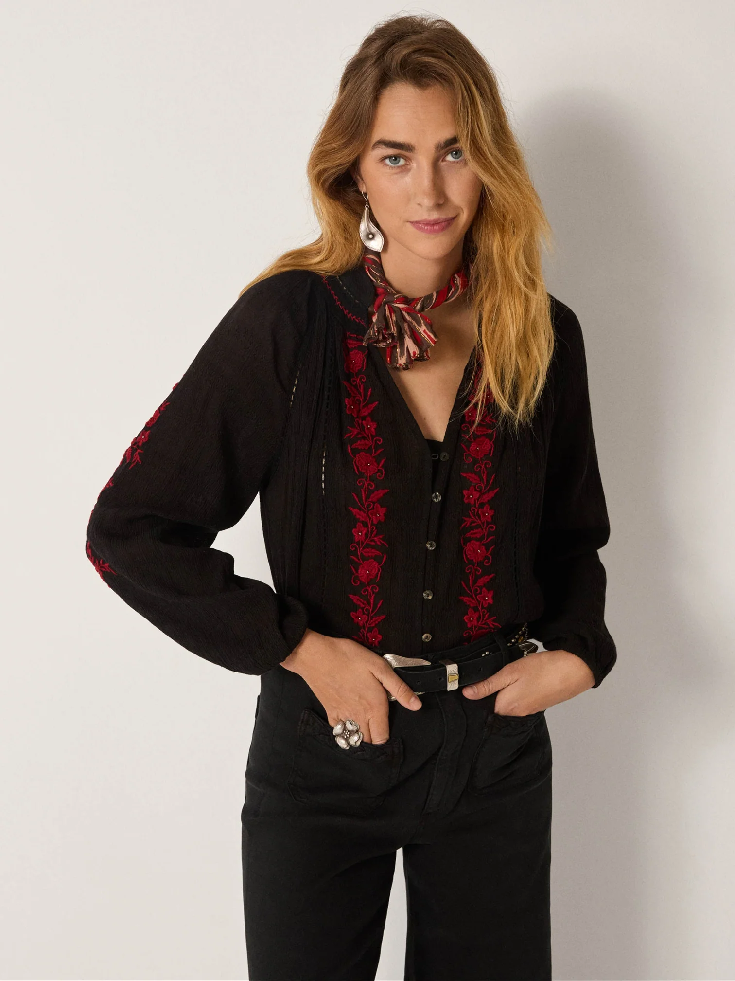 Greta Blouse – Broderet charme i Rose Garden-udgave fra Maison Hotel