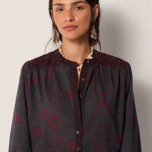 Charlotte Blouse Deep Blue fra Maison Hotel