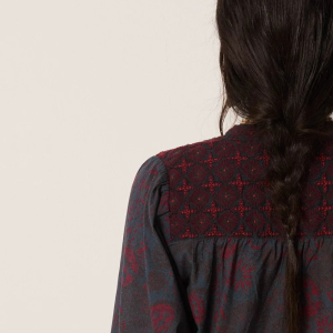 Charlotte Blouse Deep Blue fra Maison Hotel